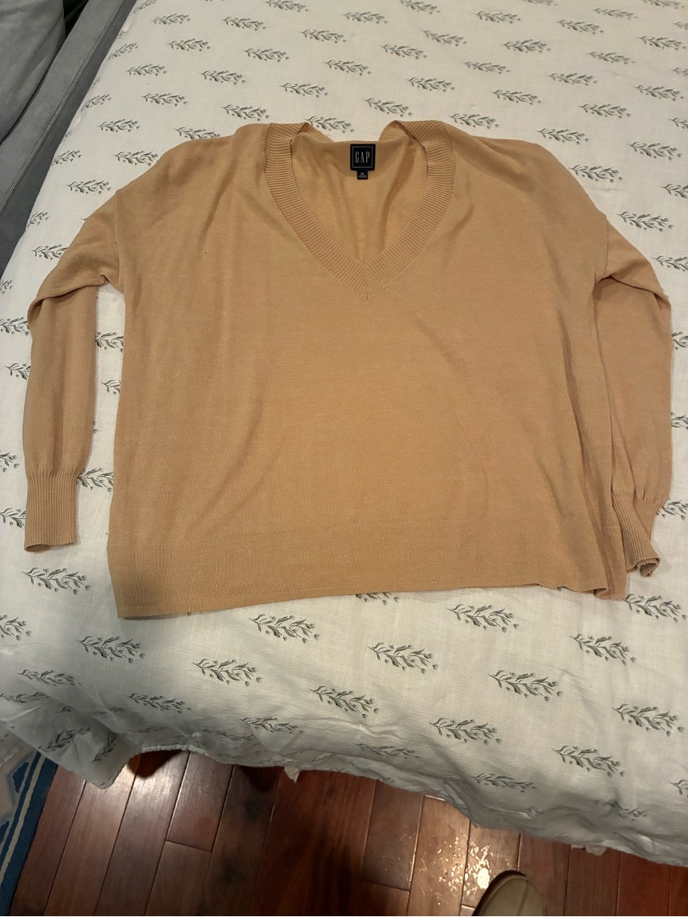 GAP Women's V-Neck Sweater in Camel Tan